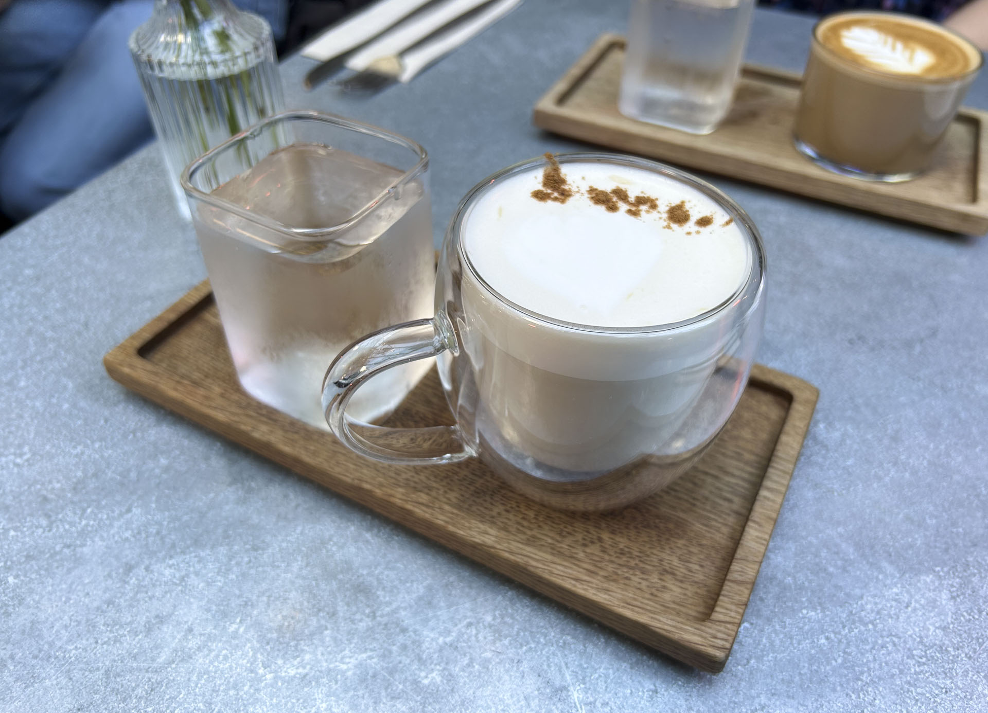 Den skummende chai latte smagte vidunderligt krydret og havde både sødme og varme i sig. Dyrk i øvrigt den fede kop.