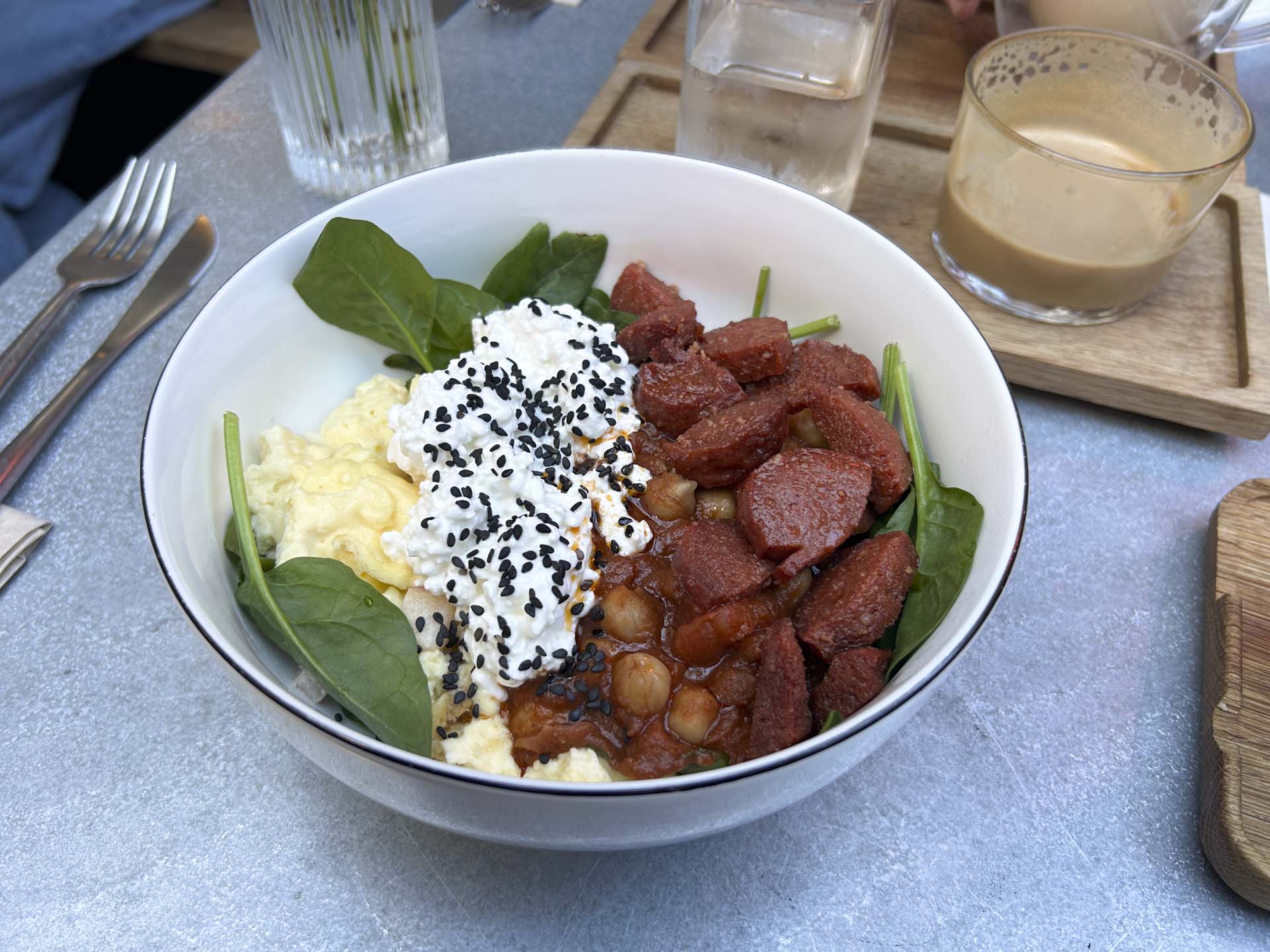 Gik først ombord i den store skål æg-med-mere til 140 kr. og blev glad ved synet af røræg, der ikke var overtilberedt.