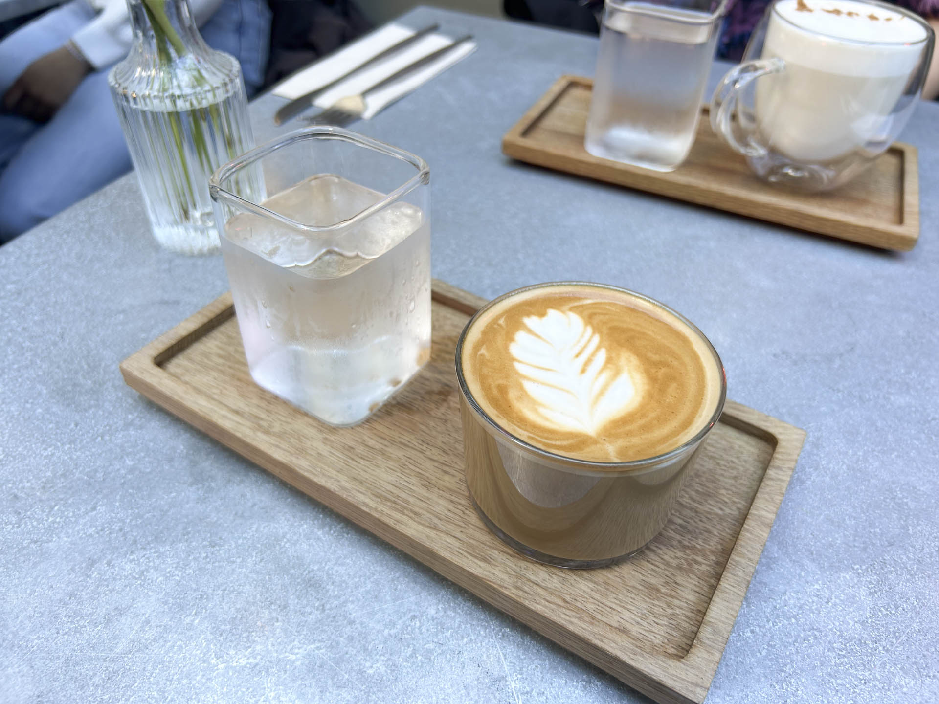 Kaffen var af den afrundede slags og kom med en sund dosering mælk.