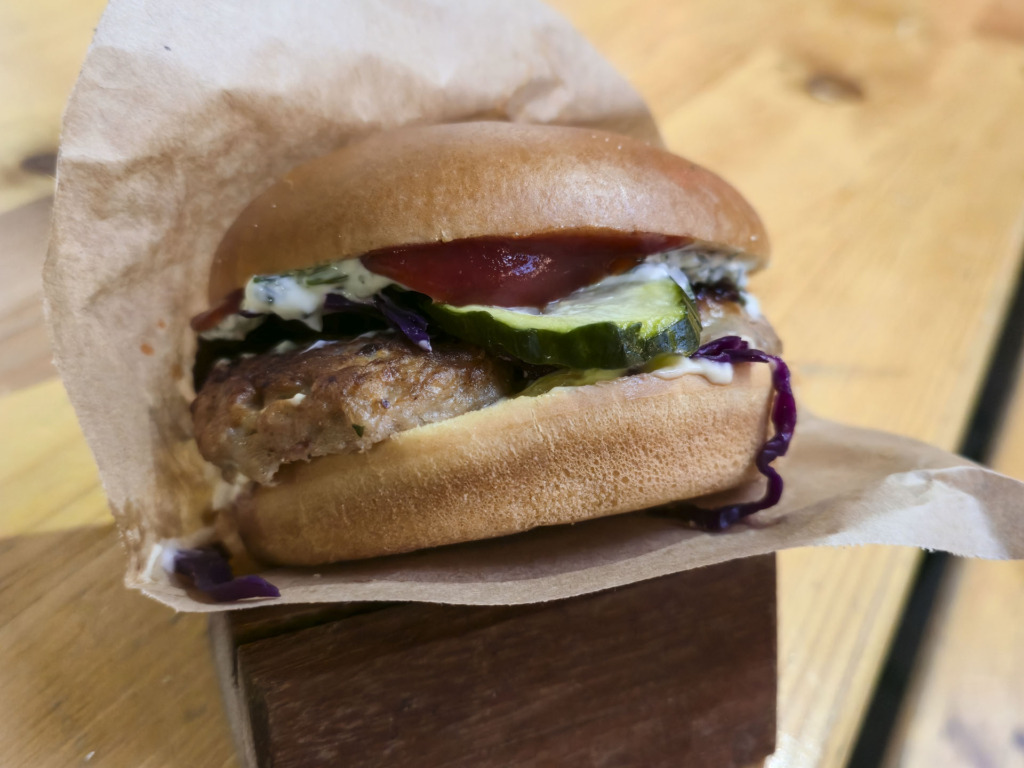 En frikadellesandwich hos Livretten i Aarhus Street Food i den gamle busgarage i Aarhus C.