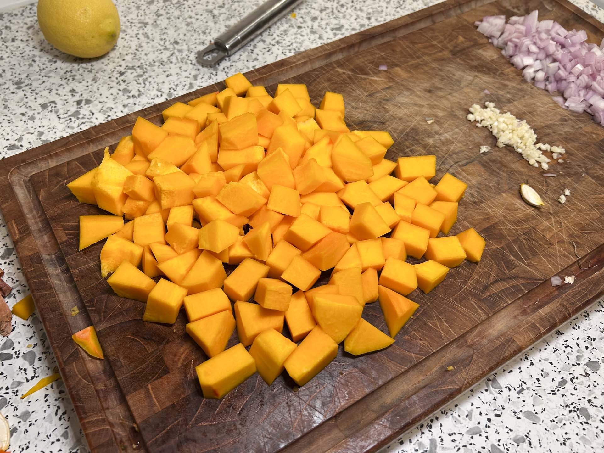 Jeg foretrækker at fjerne skrællen på hokkaido-græskarret til denne servering, men retten fungerer også med (NB: bruger du butternut squash skal skrællen altid af).