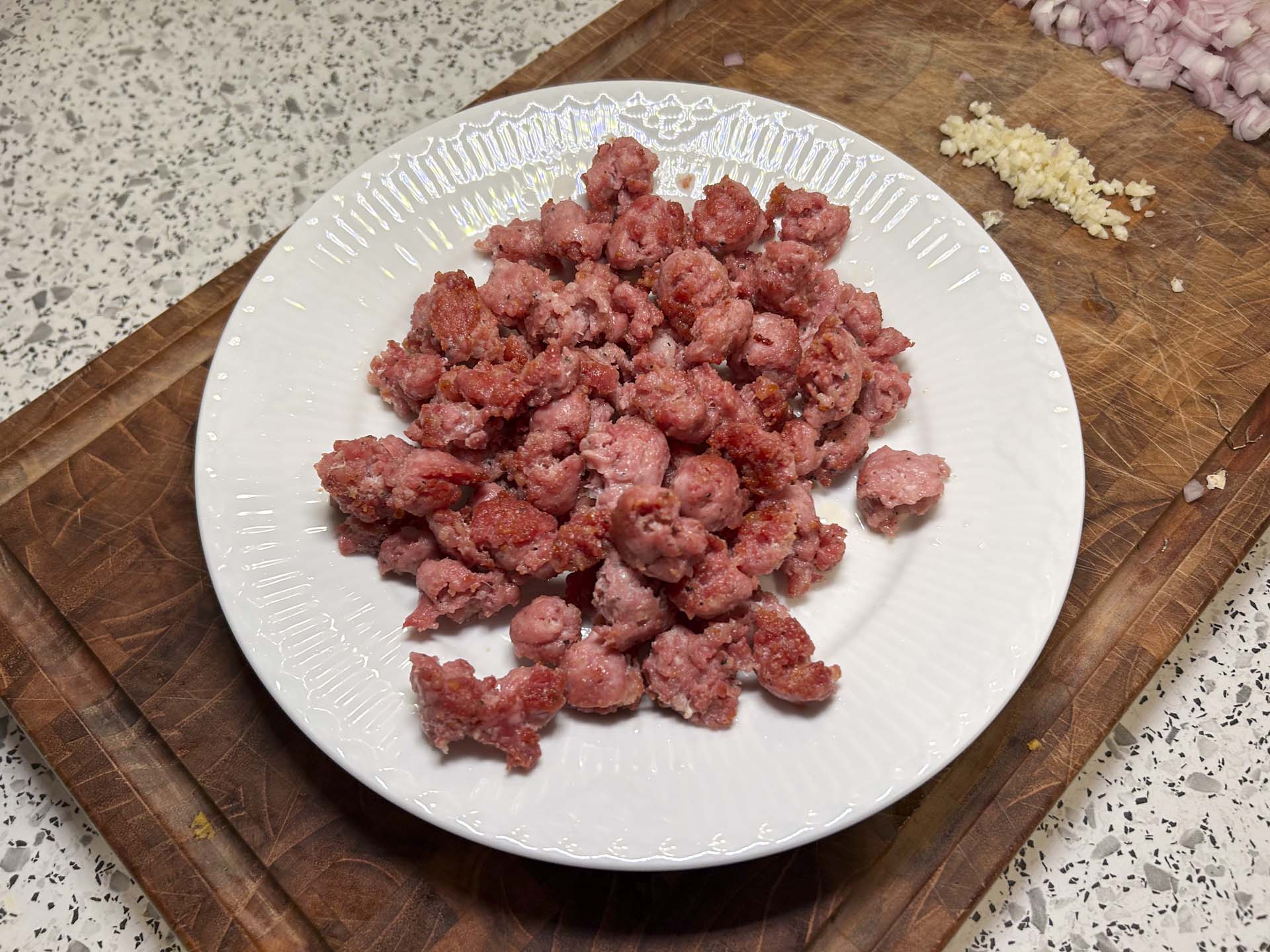 Pølse-farsen skal antage brun farve fra stegningen. Sådan sikrer du mest mulig smag i kødet.