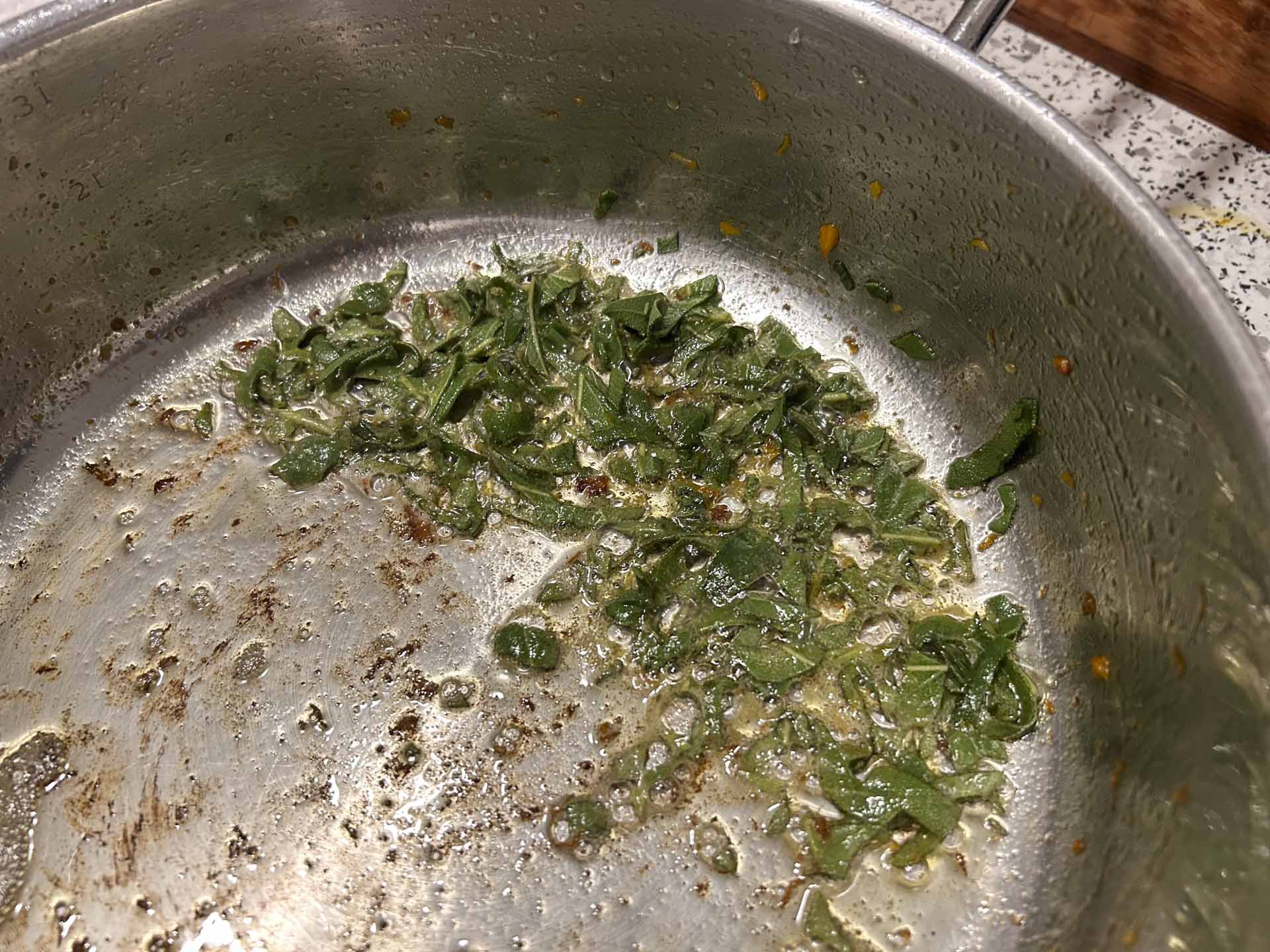 Man kan med fordel tage lidt af den sprødstegte salvie fra og toppe med det før servering.