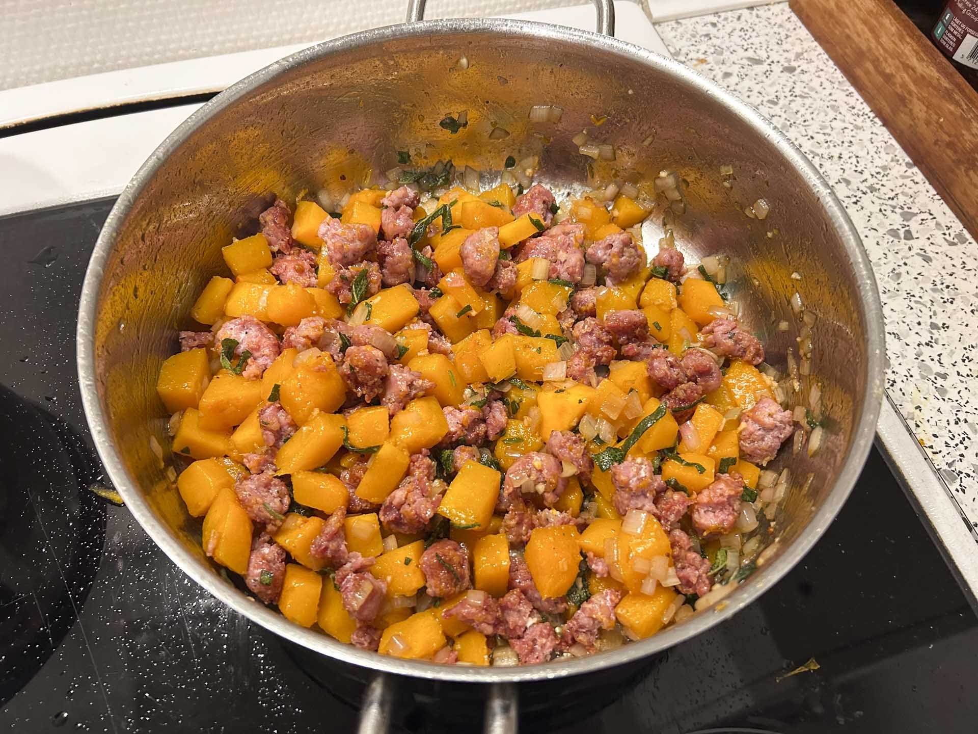 Retten kan også sagtens laves med pasta. Her vil jeg anbefale de små orecchiette, som er gode til at holde på saucen. Mezzi pacchetti eller konkylier vil også være oplagte.