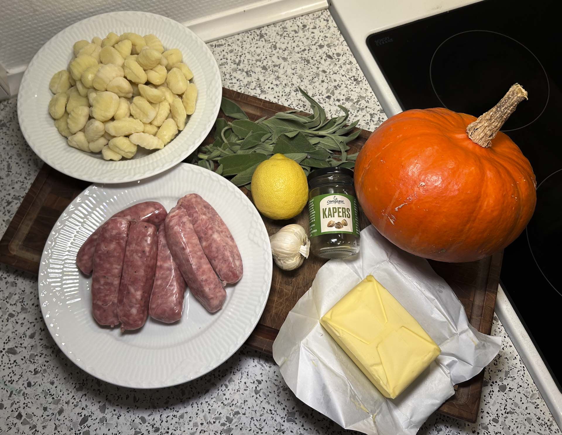 Gnocchi i efterårsklæder med græskar, salvie og salsiccia