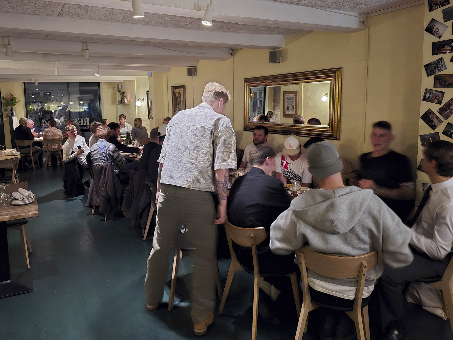 Her er godt med gæster hos Restau74 i Frederiksgade i Aarhus