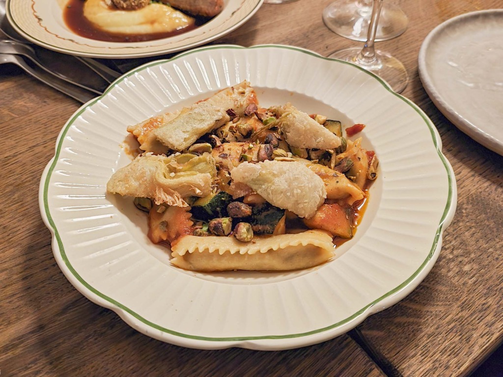Agnolotti med ratatouille og artiskok