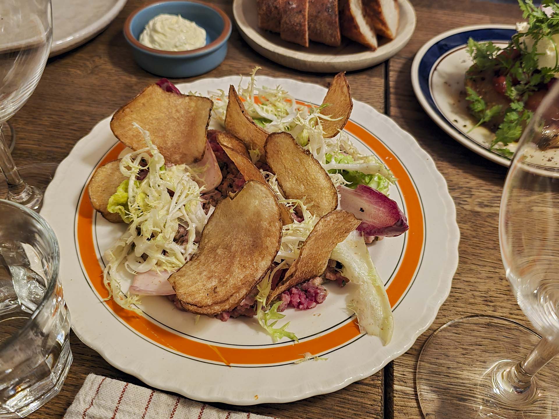 Kalvetatar med chips og salat