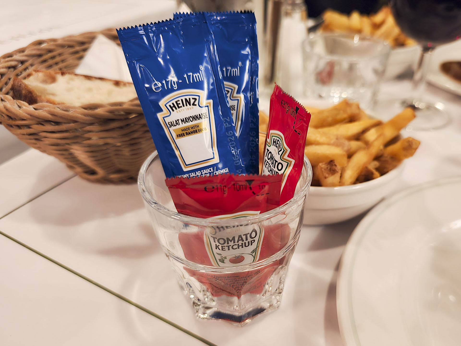 Som et lettere komisk indslag kom fritterne med små poser Heinz-dyppelse. Det var, hvad det var.