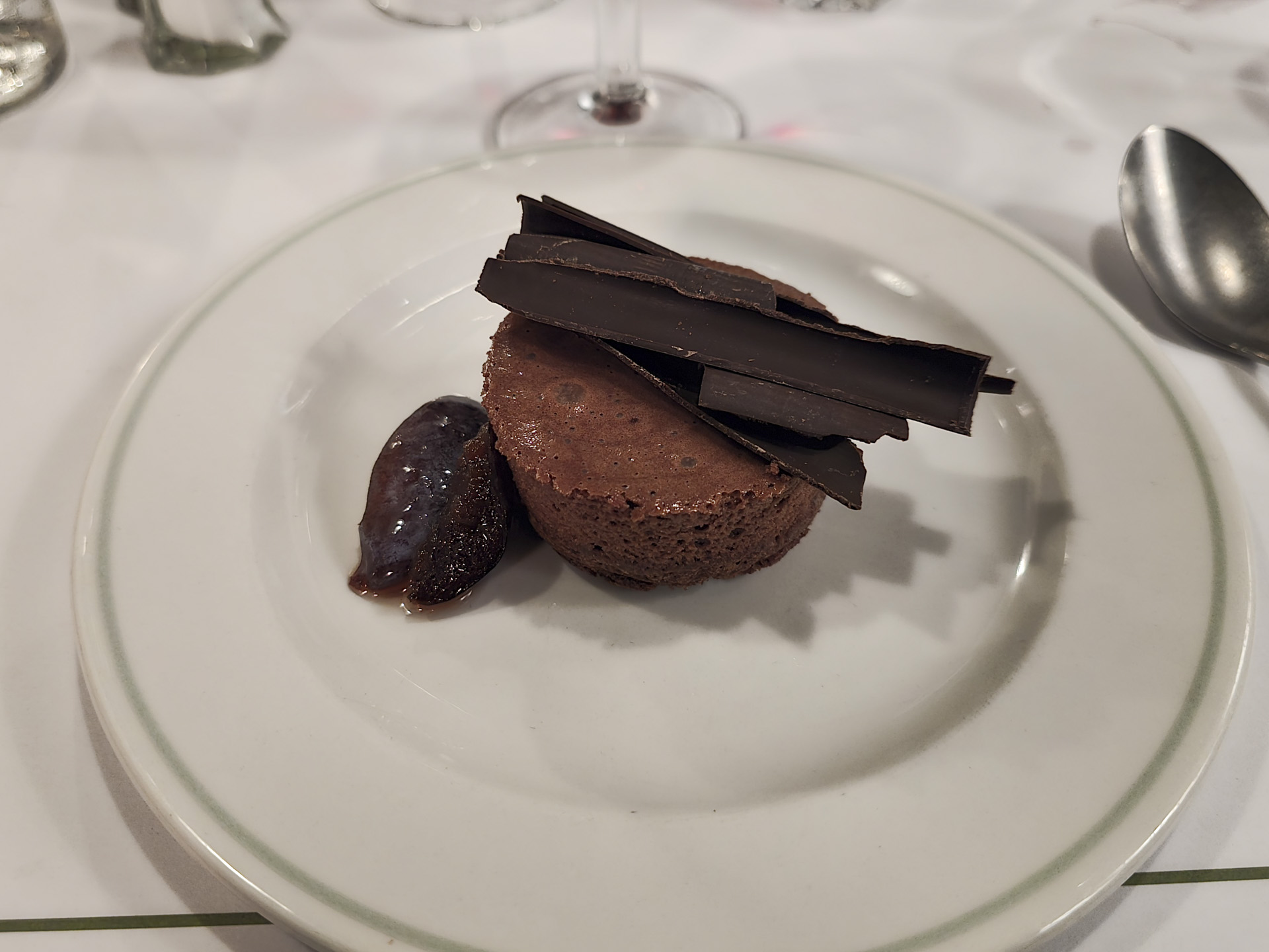 Vi prøvede klassikerne, Gâteau Marcel og crème brûlée, og fik straks serveret. Den klassiske franske kage var tæt og fyldig med en behagelig fugtighed og smagen dyb og rig på kakao.