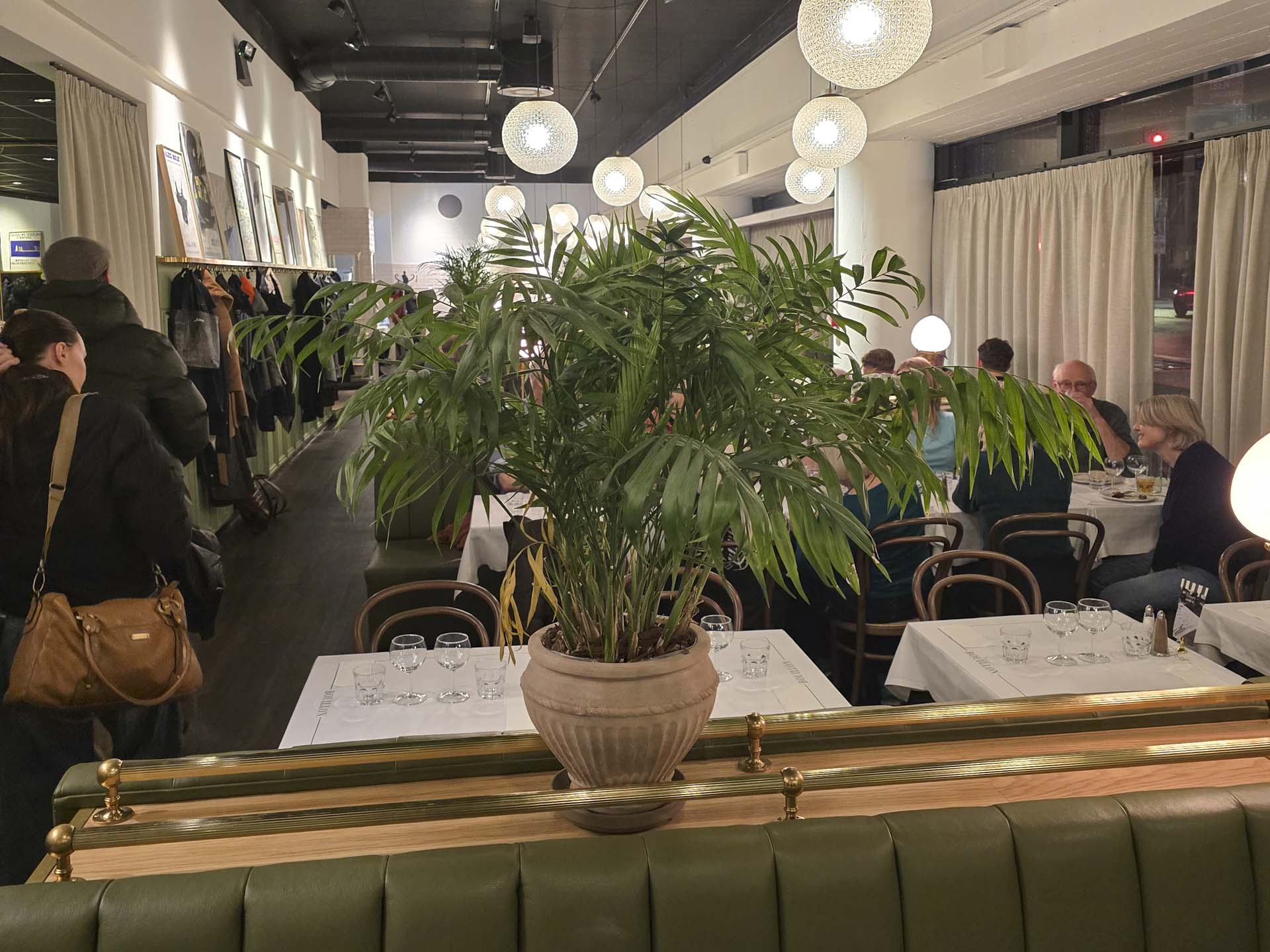 Man sidder tæt, og det er en stor restaurant - Bouillon i Aarhus C