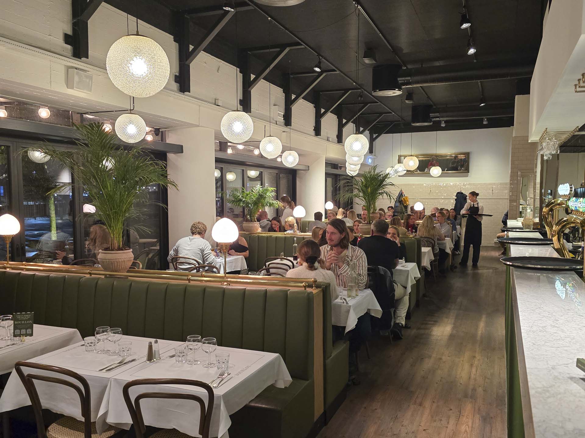 Det vidner det om på Bouillon, der er en af byens ubetinget billigste spisesteder.