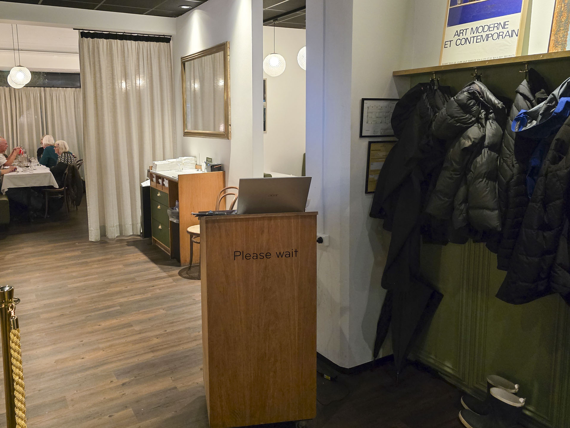 Man skal pænt vente for at får et bord hos Bouillon