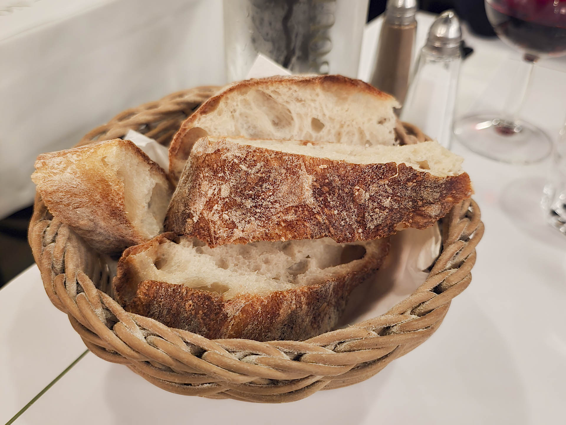 Friskbagt brød med fransk smør.