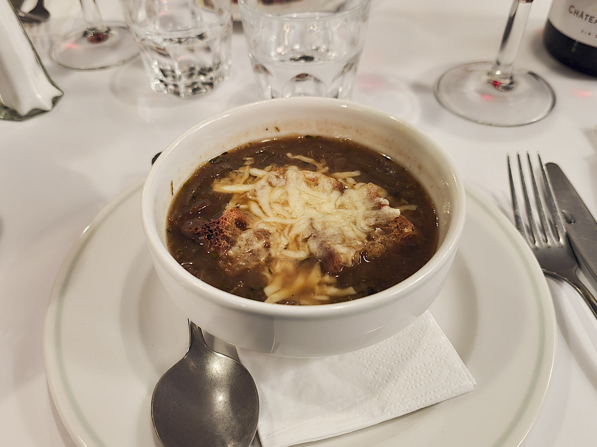 Vores løgsuppe havde overraskende god dybde i smagen og smagte af fond, som den skulle.