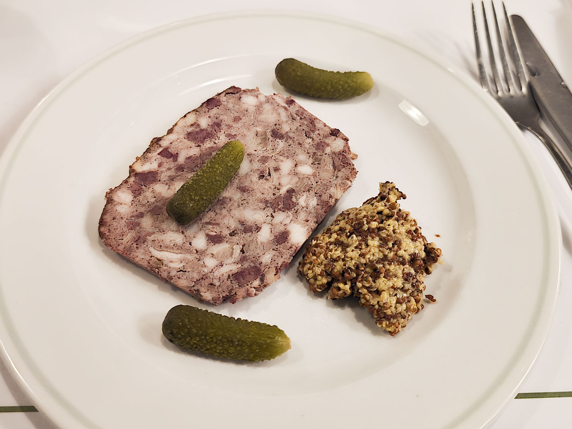 Patéen havde grundig smag af svinekød og var hverken tør eller kedelig. Den mindede lidt om en paté fra et velassorteret supermarked i Sydfrankrig.