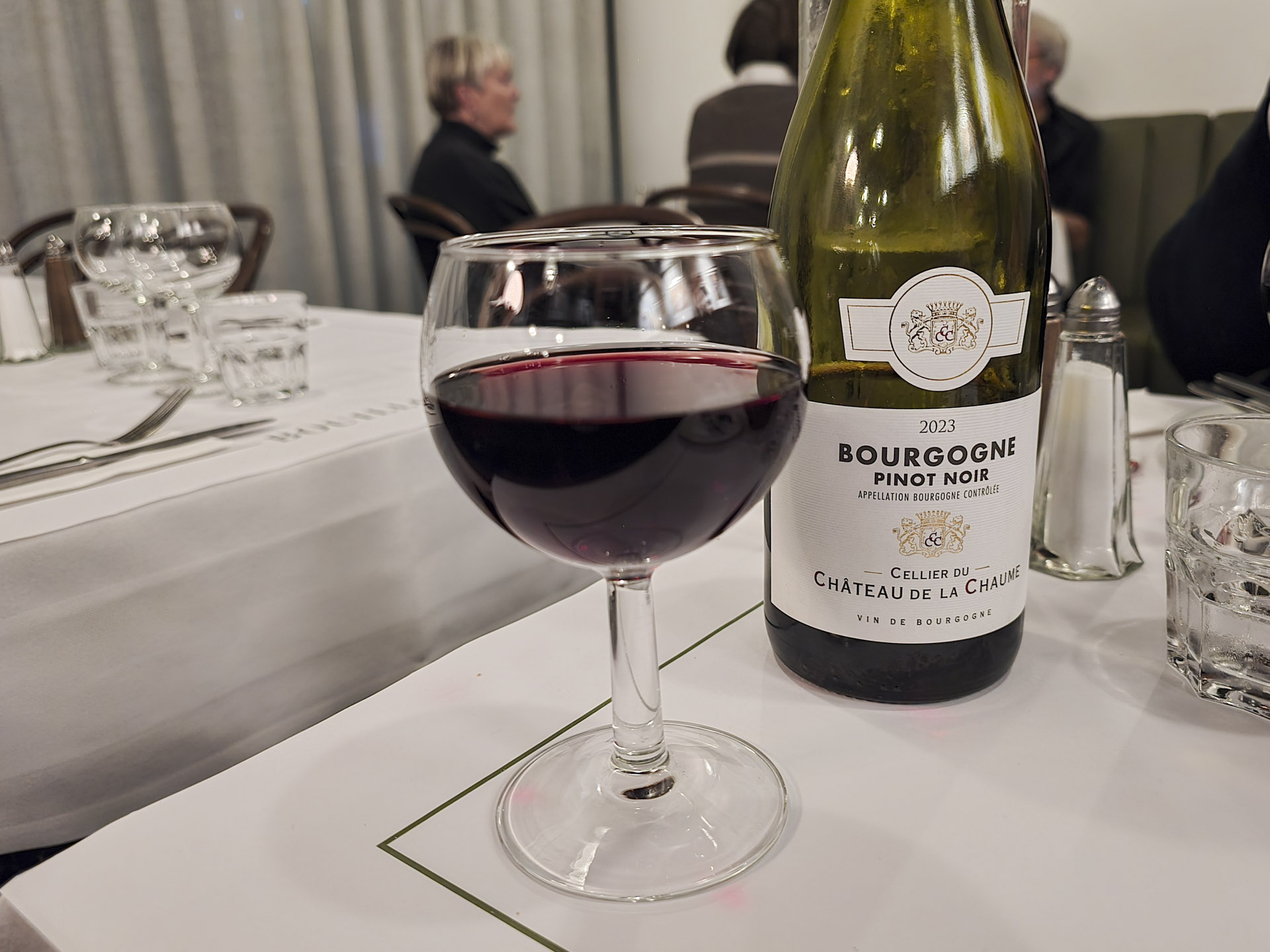 Nok nærmere bare ”fransk rødvin” end decideret Bourgogne i stil, men til 295 kr. var den hæderlig og parrede med måltidet, som den skulle.