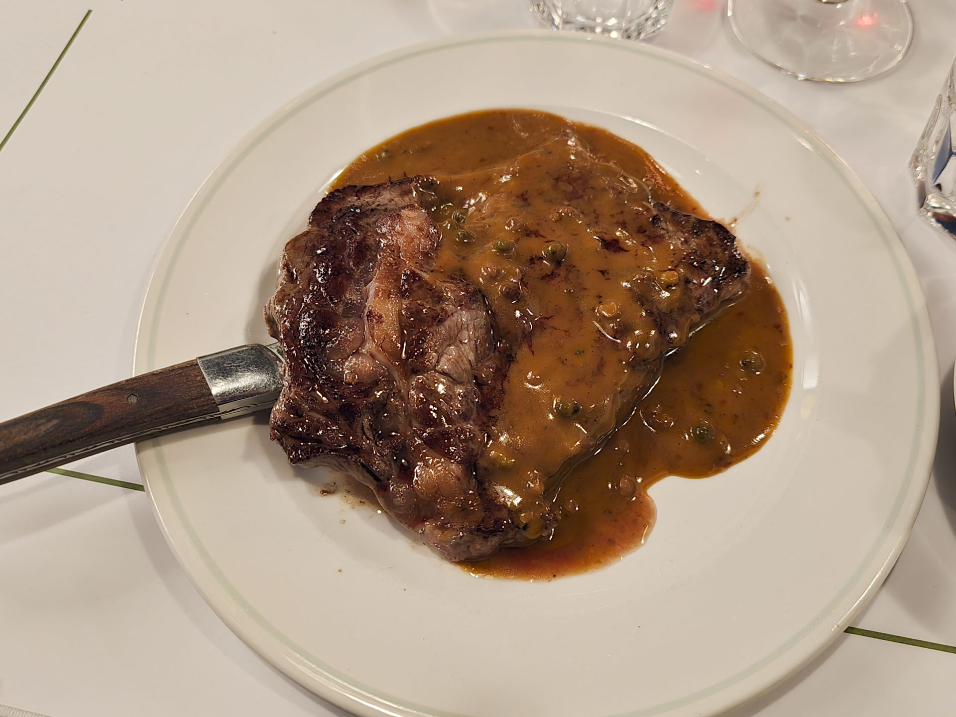 For ganske rigtigt var der tale om rib-eye med dens genkendelige fedtmarmorerede øje og forskelligartede struktur.