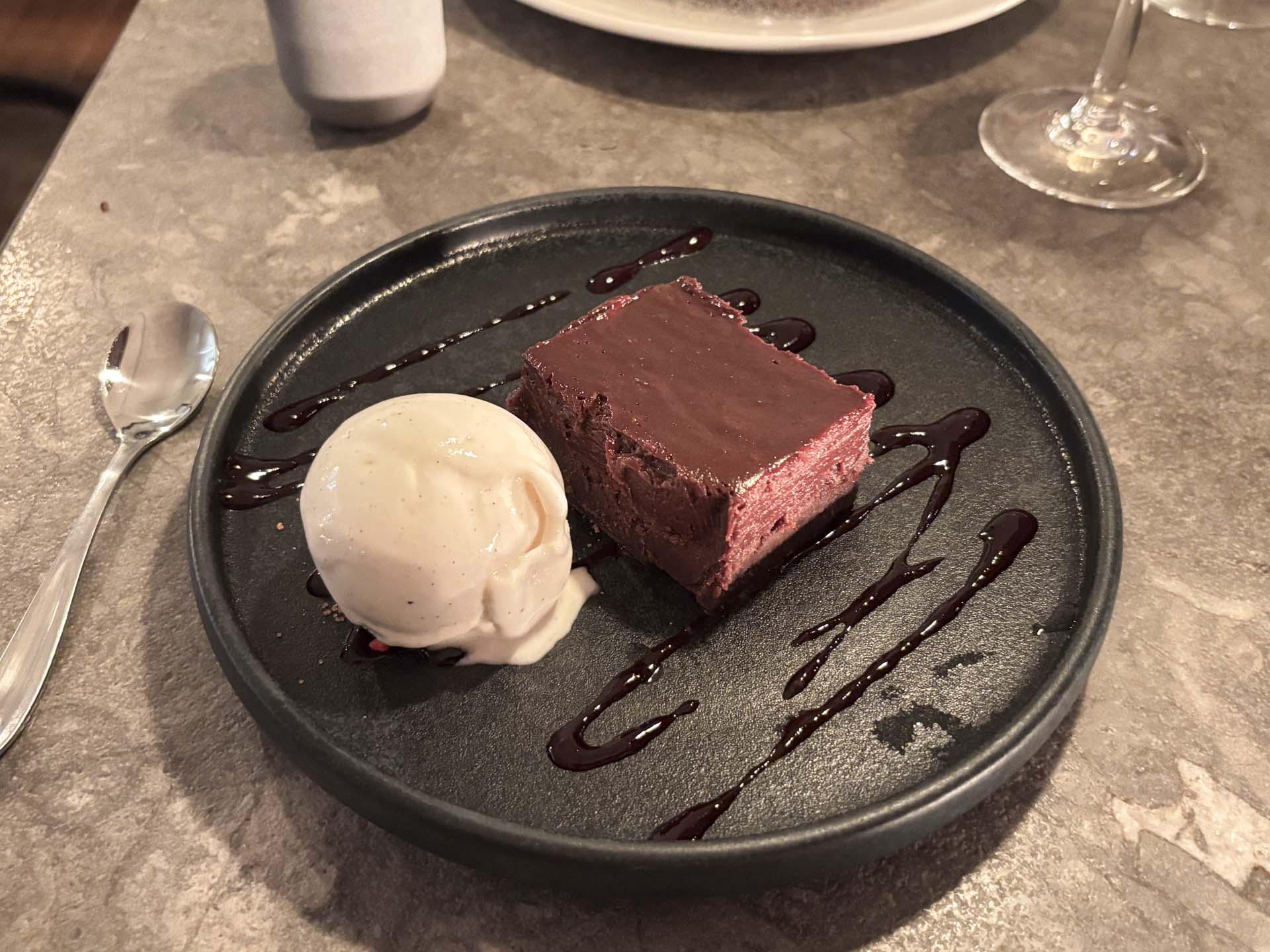 Gâteau Marcel med vaniljeis og bærcoulis