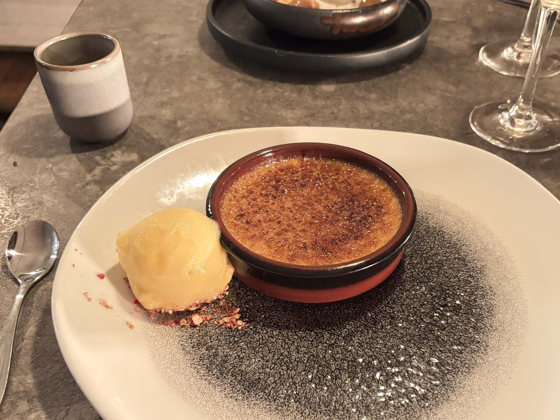Crème brûlée med passionsfrugtsorbet