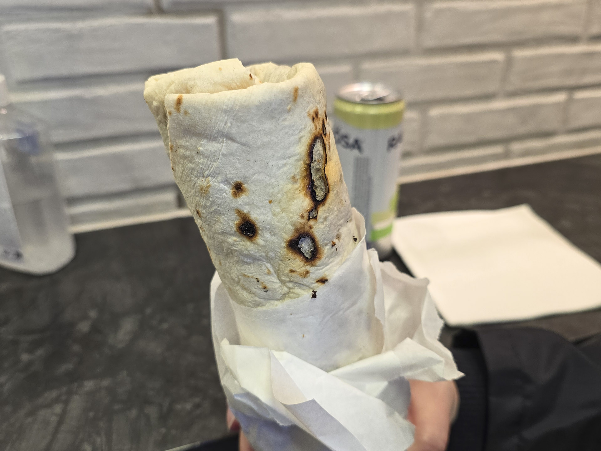 En rulle med okse hos Shawarma King i Aarhus C. Se lige fladbrødet. Det er fuldstændig perfekt bagt.