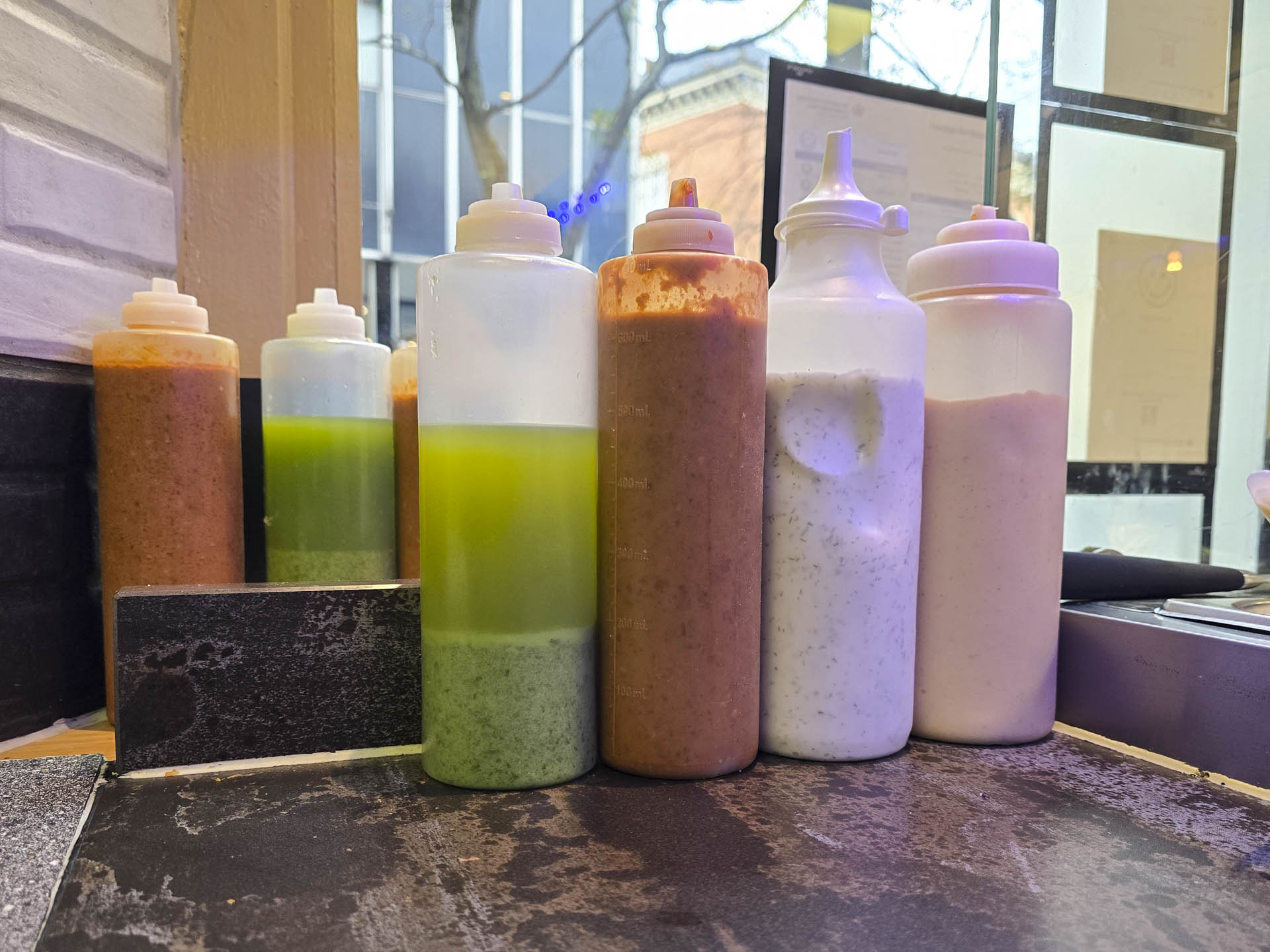 De hjemmelavede dressinger hos Shawarma King i Aarhus C.