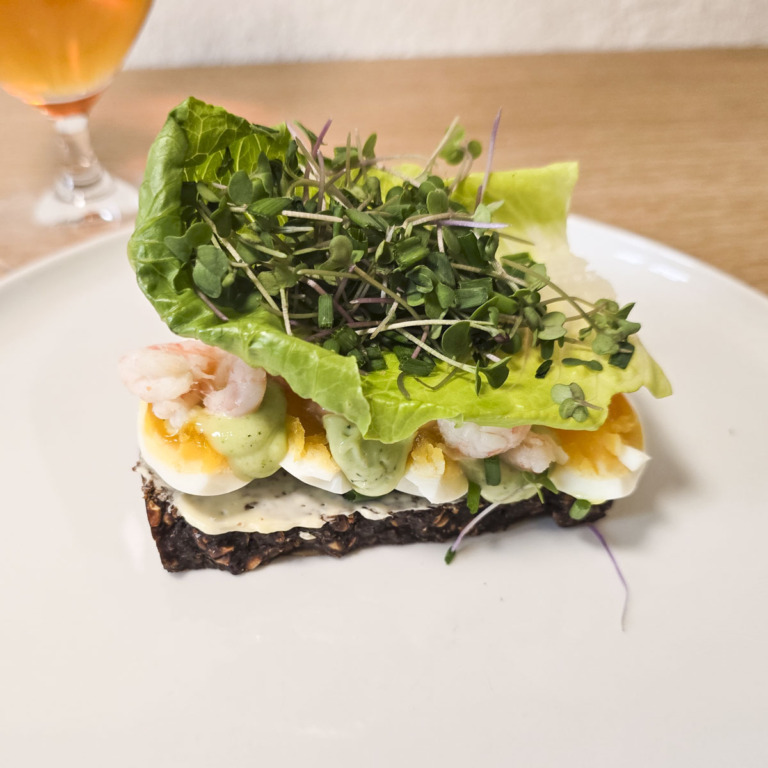 Et stykke med æg og rejer hos MIBbageri i Tordenskjoldsgade på Trøjborg