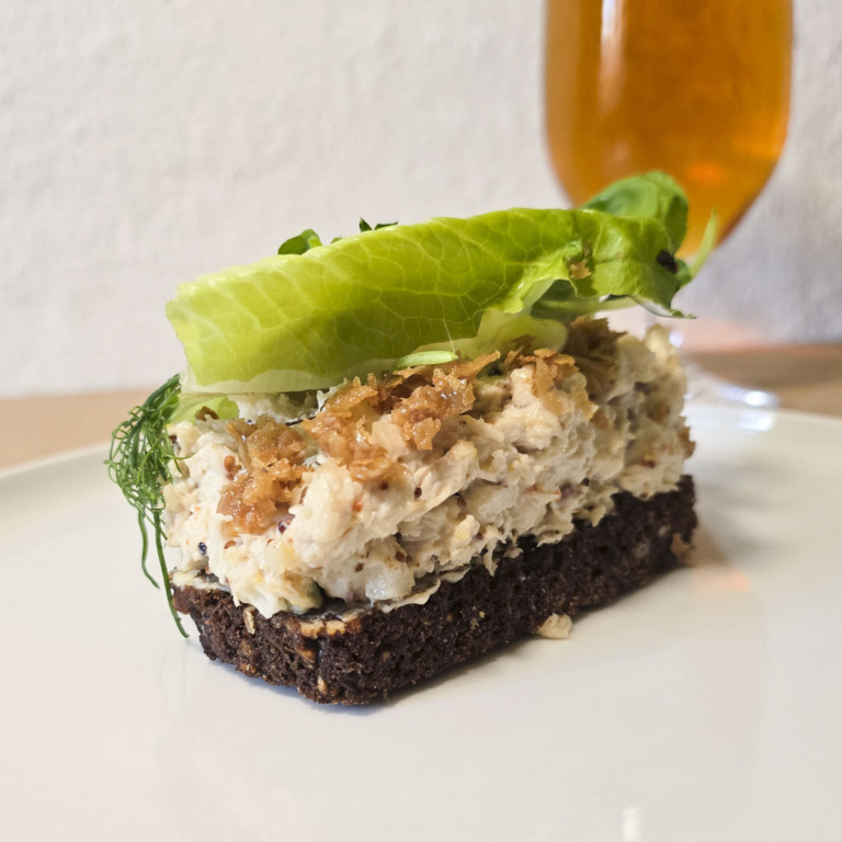 Et stykke med hønsesalat hos MIBbageri i Tordenskjoldsgade på Trøjborg