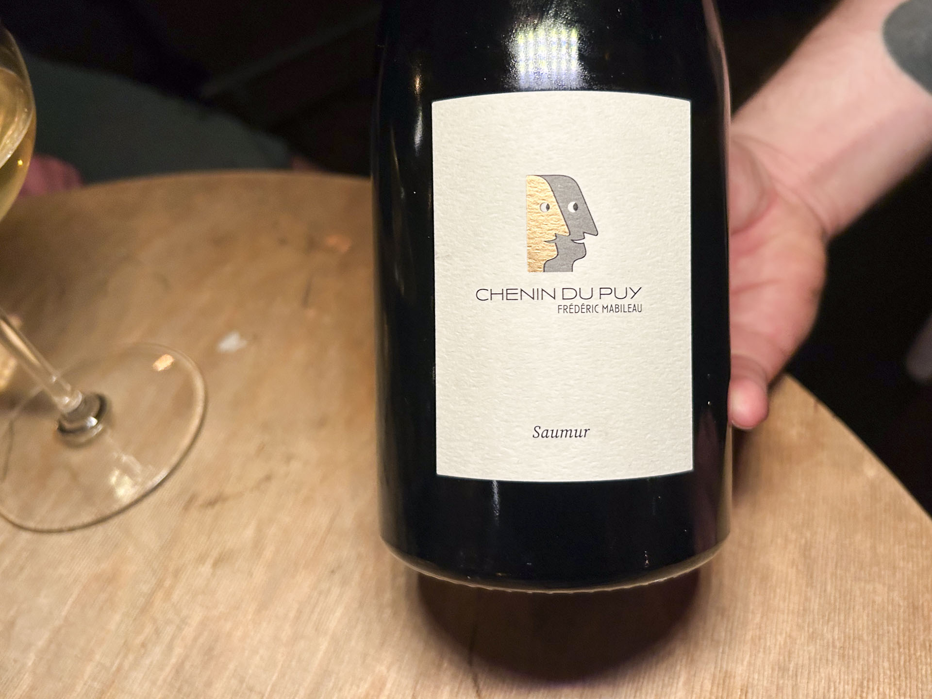 Frederic Mabileau laver knivskarp, bærmepræget chenin i området Saumur og gør det bragende godt. En flaske er et røverkøb til 600 kr. på restaurant.