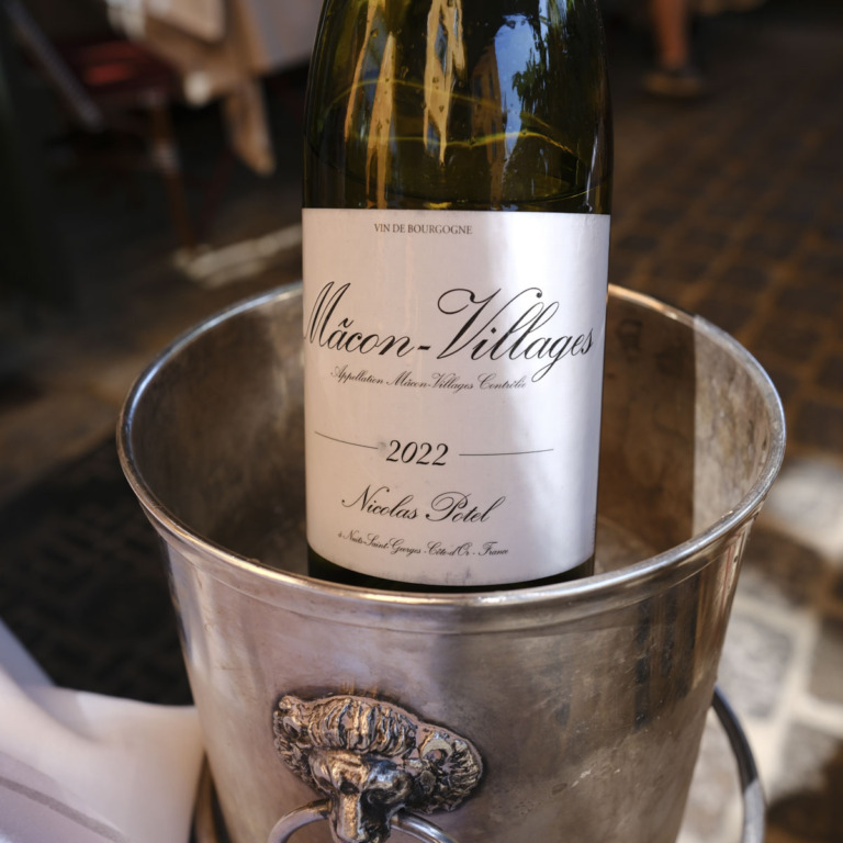 En Macon Village fra Nicolas Potel hos Mefisto Restaurant & Gårdhave i Aarhus C