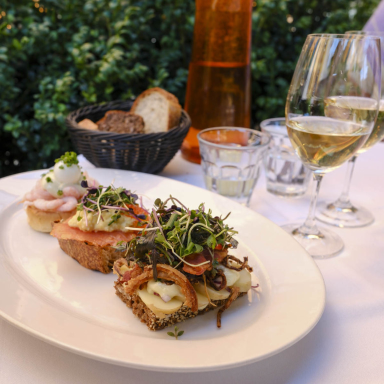 3 stykker smørrebrød hos Mefisto Restaurant & Gårdhave i Aarhus C