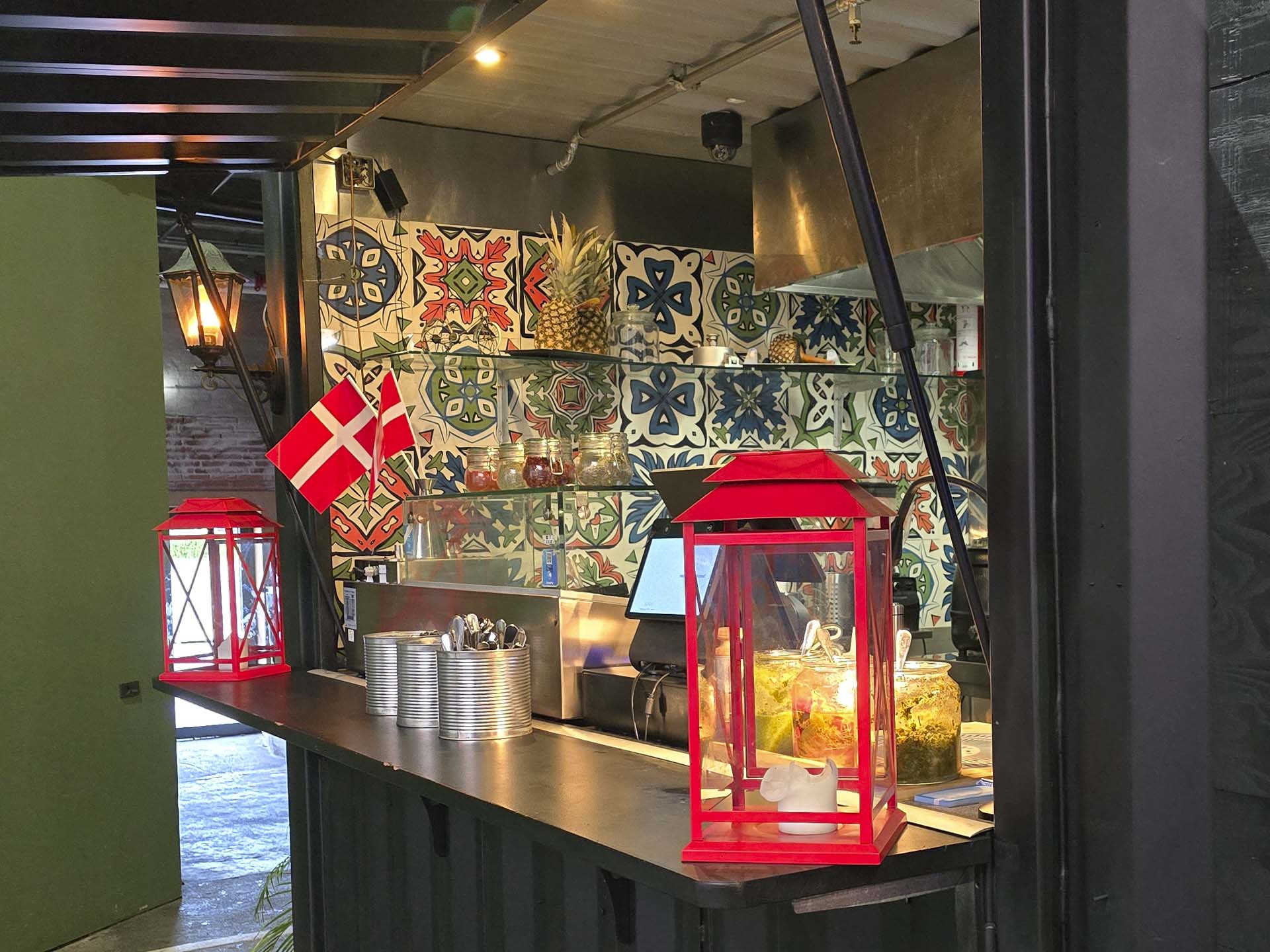 Disk med rød lanterne hos RIO Cai Pra Cá i Aarhus Street Food