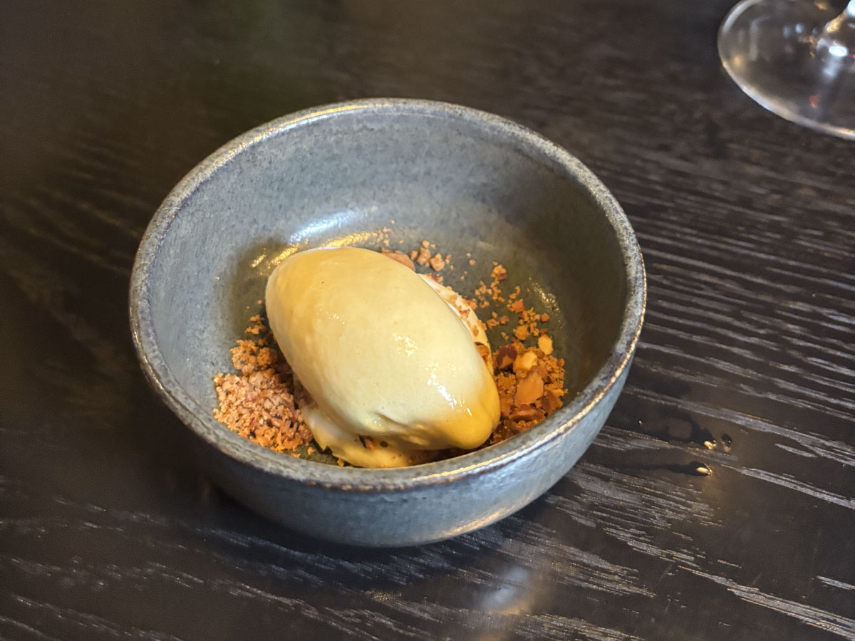 Passionsfrugtsorbet, hvid chokolademousse og en crumble af digestive og mandler var vores dessert.