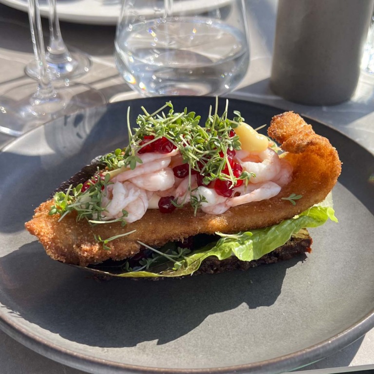 En rødspætte med rejer hos Tiende på Aarhus Ø