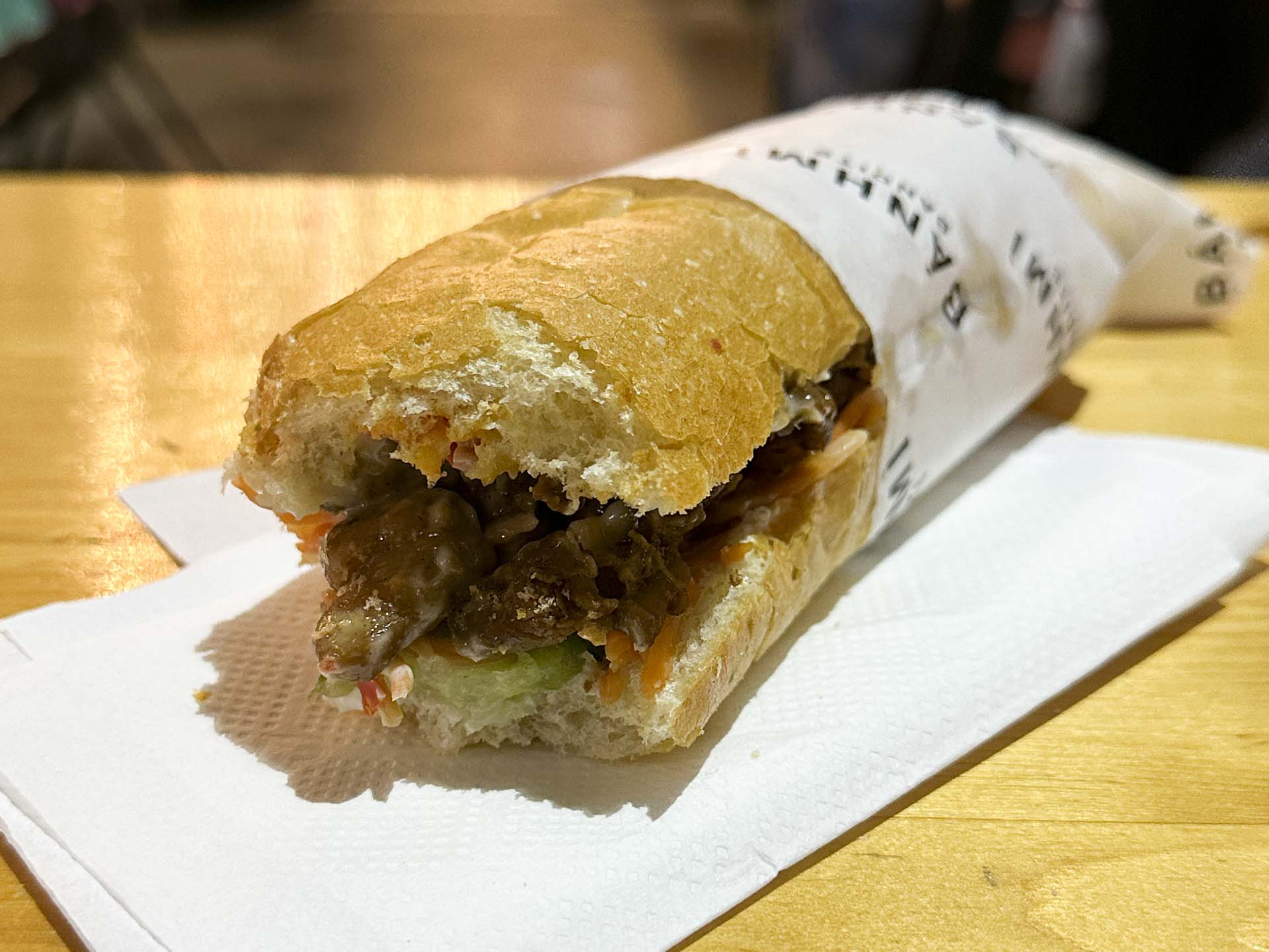 Hvis man spiser den her alene, er den god. Men efter en Bánh Mì med svinekød, så taber den her.