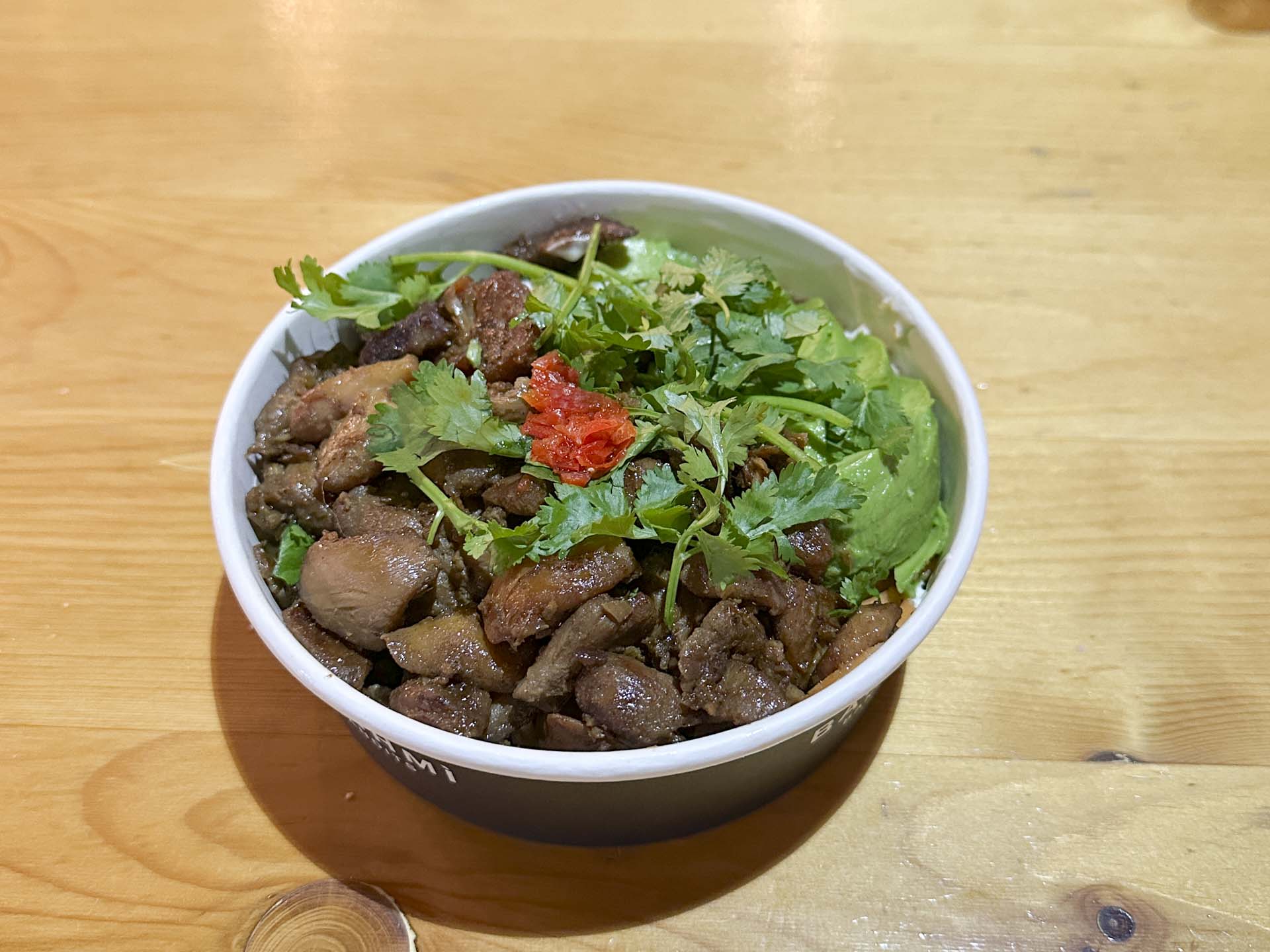 Bandit Salat med citrongræs-marineret kylling med koriander, ingefærcreme, frisk chili, rå rødkål, agurk, do chua, hoisin-peanutdip, soja og peanut-crumble.