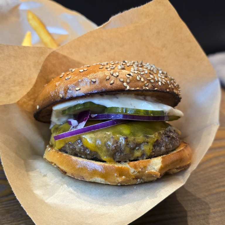 En cheeseburger hos Burger Boss i Frederiksgade i Aarhus C