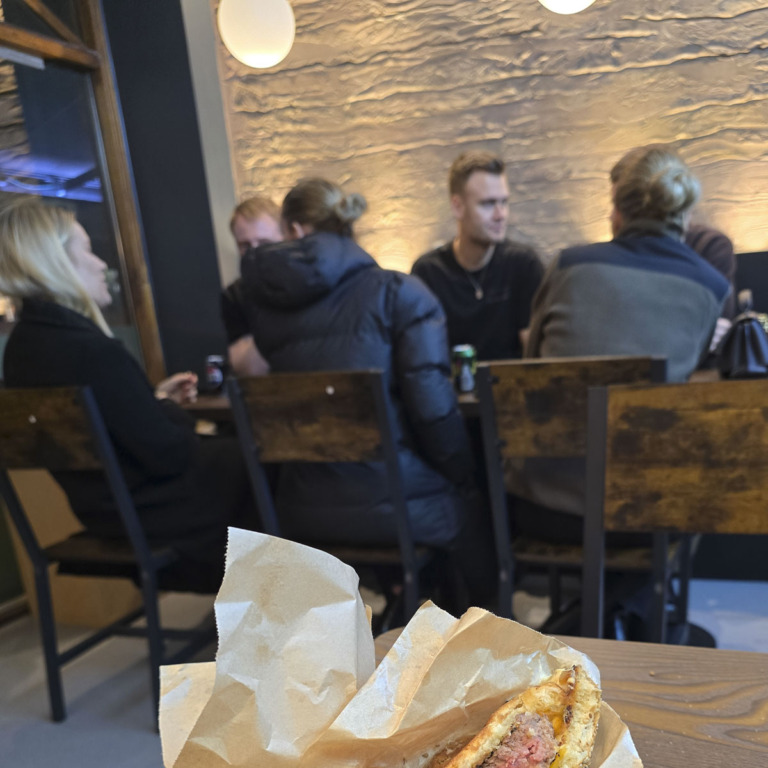 Fuld hus med g&aelig;ster hos Burger Boss i Frederiksgade