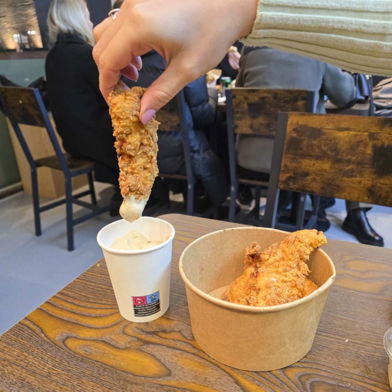 Chicken tenders er dobbeltpanerede og er flot spr&oslash;de