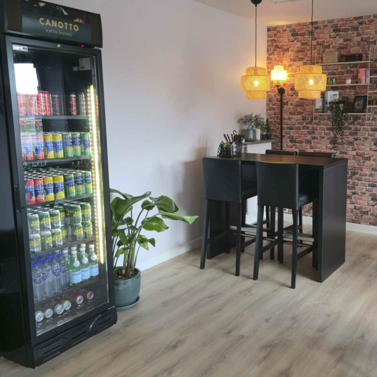 Der er kun sodavand og vand her og ingen &oslash;l eller vin.