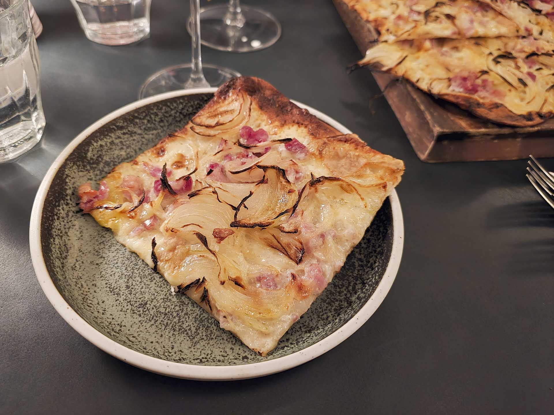 Kød og løg var ramt lige i øjet på tilberedningen, lidt blødt og lidt sprødt, og det duftede himmelsk. Mindst ligeså godt smagte det. Intenst, saftigt og med let sprødhed i bunden.