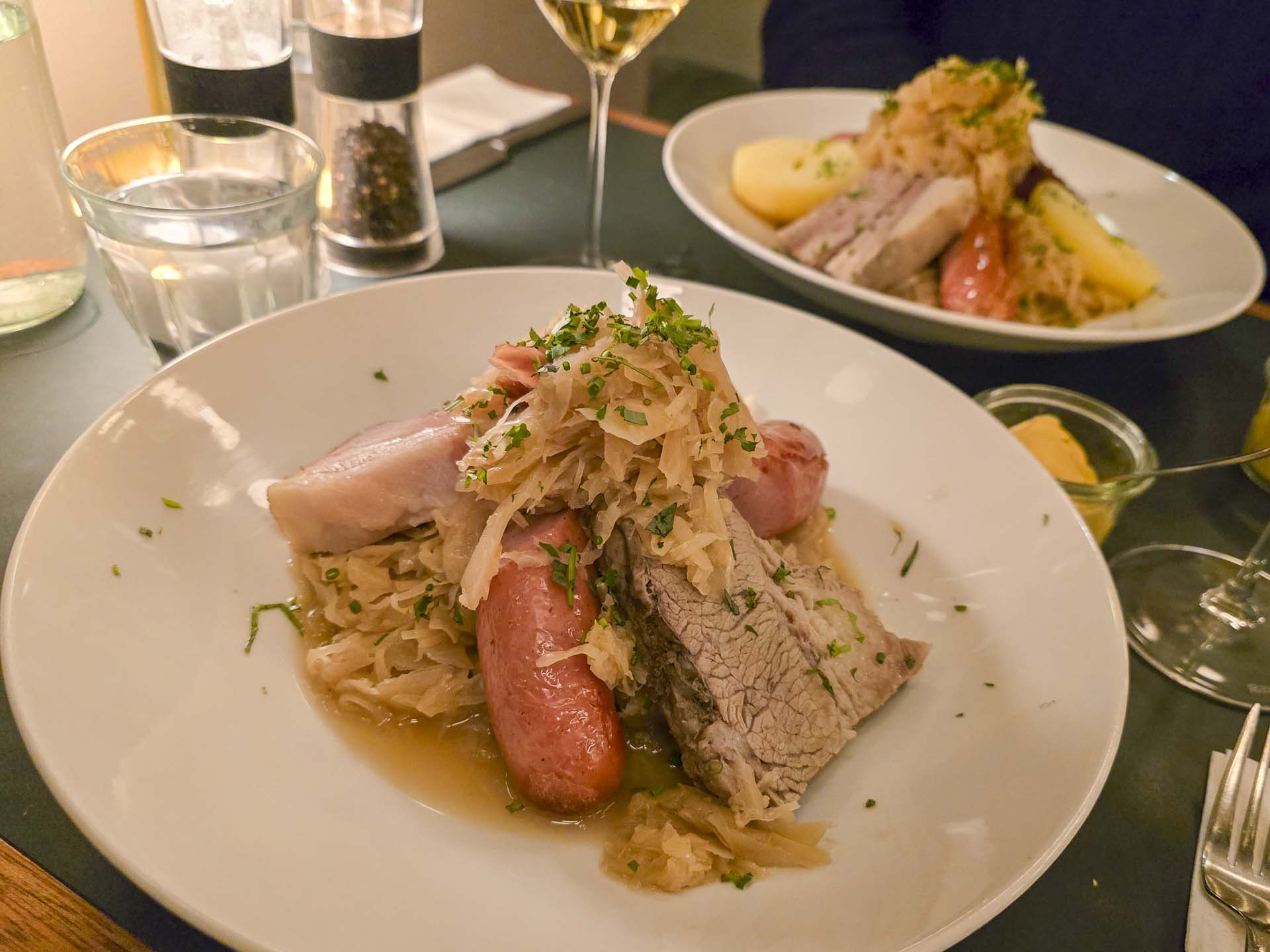 Den hjemmelavede kål tronede i alt sin herlighed sammen med store stykker frankfurter, mørt kalvespidsbryst og kogt bacon af høj klasse.