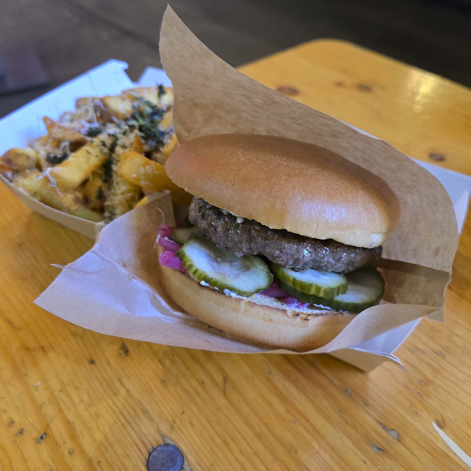 Burger i papir og pommes frites hos The Burger på Aarhus Street Food
