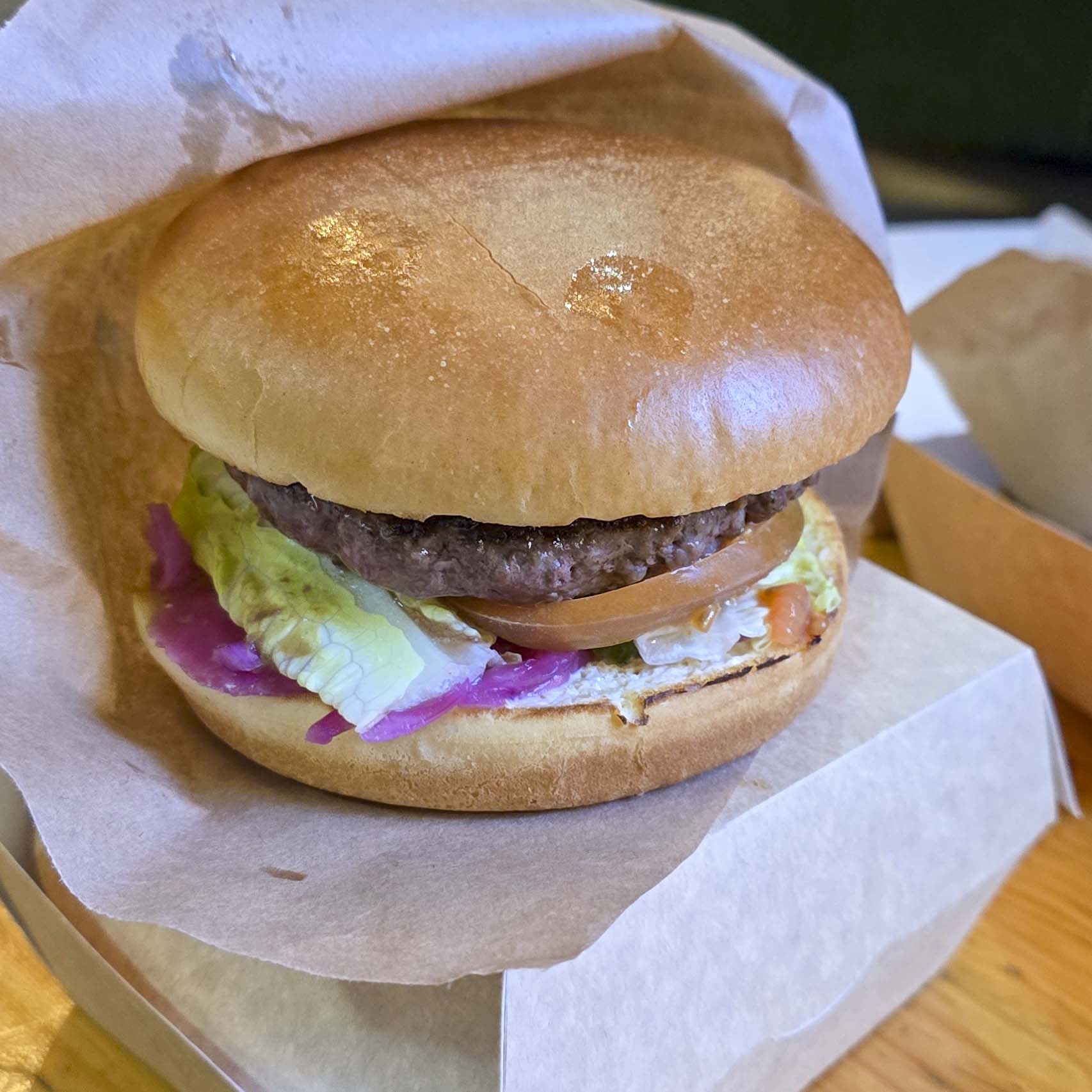 Burger med bøf og salat i papir hos The Burger på Aarhus Street Food