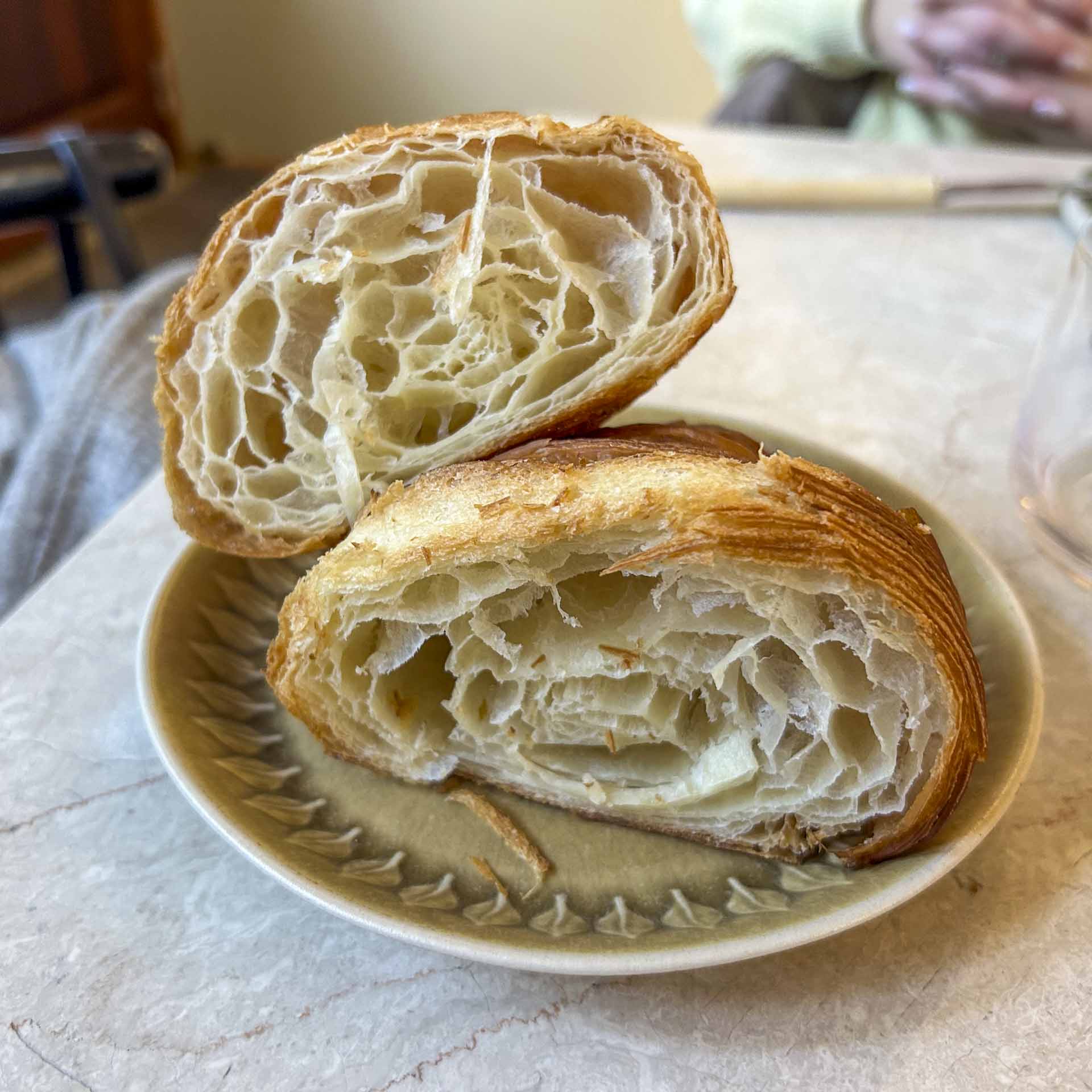 En bekendt sagde engang, at de bedste croissanter kan man ikke mærke, man har spist. Jeg havde været enig, havde det ikke været fordi, at denne croissant smagte præcist så godt som de bedste, jeg har opstøvet i Frankrig.