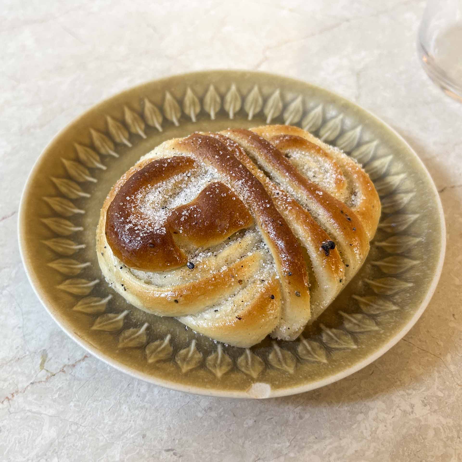 Kardemommesnurren tog landet med storm for et par år siden, og her finder man en af de rigtig gode versioner med kardemomme i både remonce og dej.