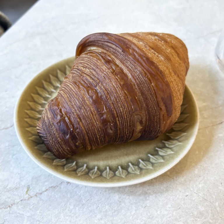 Ogs&aring; croissanten var af gedigen st&oslash;rrelse og med god karamelliseret smag.