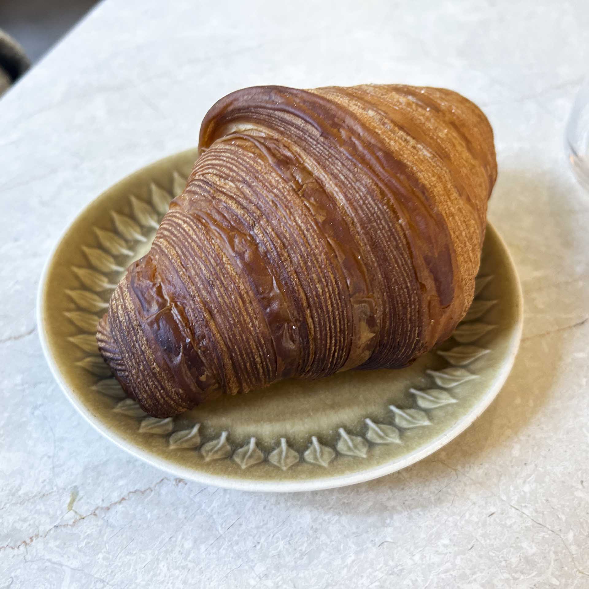 Også croissanten var af gedigen størrelse og med god karamelliseret smag.