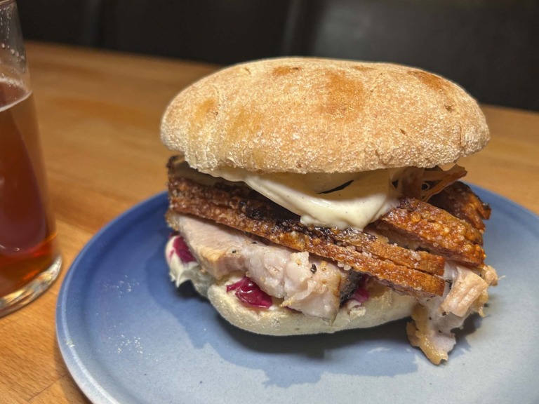 Anmeldelse: Hos Brødrenes staver de snasket med stort S