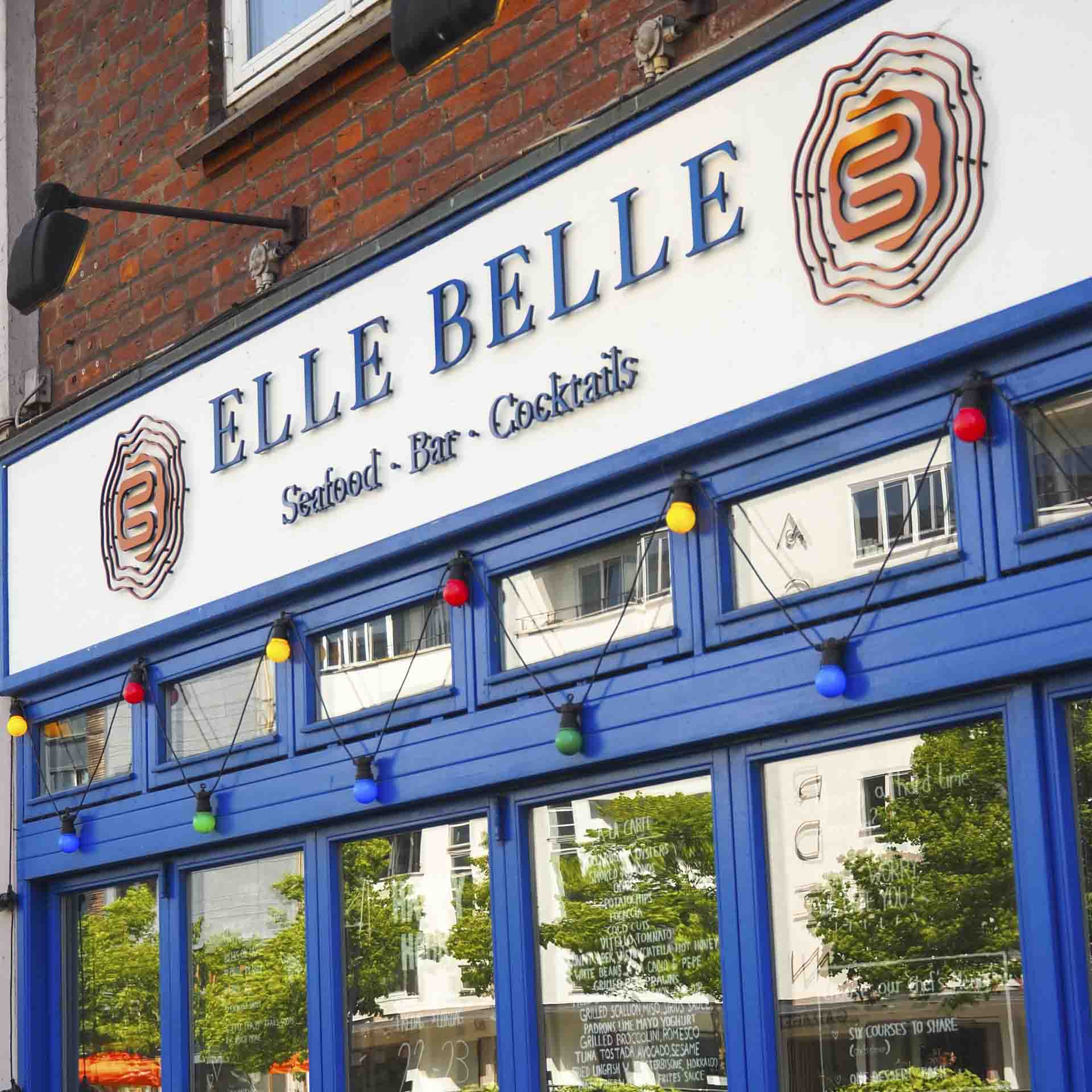 Skiltet Elle Belle Seafood, Bar og Cocktails på facaden i Aarhus